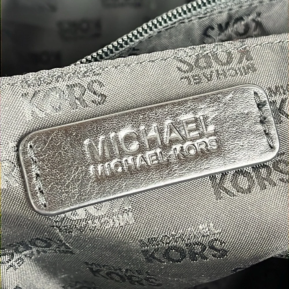 MICHAEL KORS TOTE TEXTURE LEATHER BLACK AND GRAY MK LOGO WITH SILVER HARDWARE